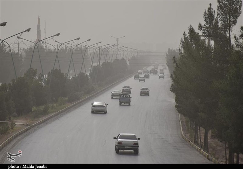 رگبارهای پراکنده و وزش باد شدید در اصفهان ادامه دارد؛ گرد و خاک و کاهش دید افقی در شرق استان