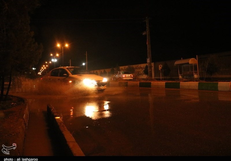 آب گرفتگی در زیر گذر میدان سپاه کرج بر اثر بارش شدید باران