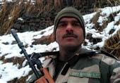 بھارتی فوج کی جانب سے دی جانے والی روٹی پر ویڈیو بنانے والے تیج بہادر کے بیٹے کی کمرے سے لاش برآمد