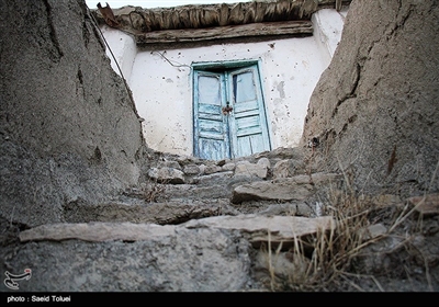 خانه های قدیمی به واسطه استفاده از مواد و مصالح طبیعی نظیر چوب و کاهگل، زیبا تر و دل نشین تر بودند.پر بودند از رمز و راز، پر بودند از فلسفه وجودی، فلسفه ای که خشت به خشت و ذره به ذره آن ها را در بر می گرفت، حتی کوچک ترین اجزای خانه هم بدون فکر و فلسفه رها نمی شدند.