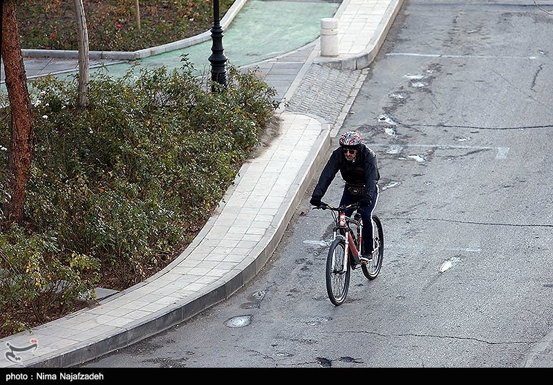 دوچرخه‌سوار آذربایجانی با شعار مصرف بهینه آب آشامیدنی وارد بوشهر شد