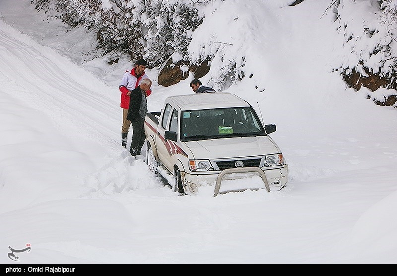 قطع راه ارتباطی 147 روستا در الیگودرز؛ 21 هزار نفر در محاصره برف قرار دارند