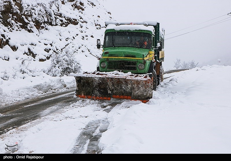 برف و کولاک محورهای استان اصفهان را دربرگرفت