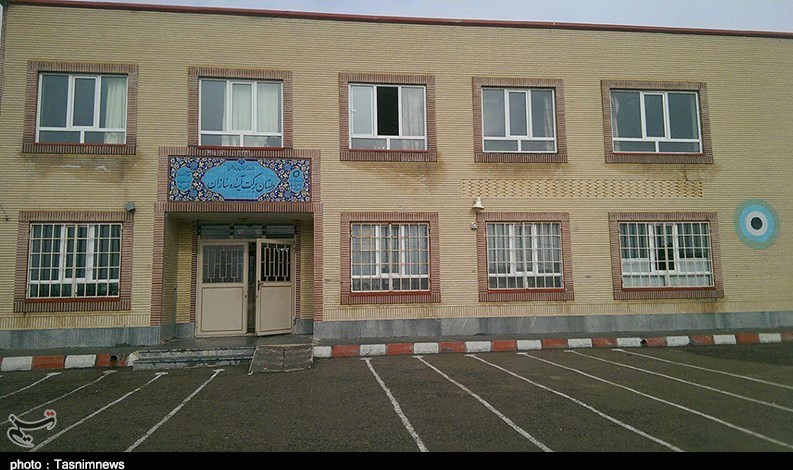 نبود مدرسه در مجتمع‌های مسکن مهر کرمان قابل قبول نیست