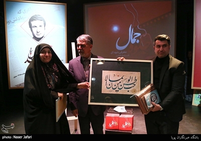 تقدیر از خانواده شهید در مراسم نکوداشت شهید حسین قشقایی