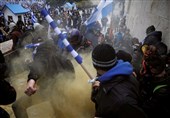 شلیک گاز اشک آور توسط پلیس یونان به معترضان توافق مقدونیه