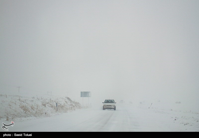 280 خودرو گرفتار در برف توسط راهداران فارس امدادرسانی شدند