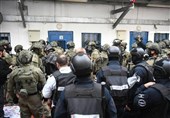 أکثر من 100 إصابة فی صفوف الأسرى الفلسطینیین جراء اعتداءات قوات الاحتلال بمعتقل "عوفر"