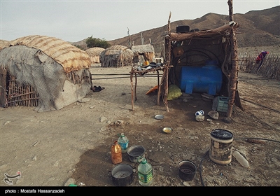 شهرستان بندرجاسک روستاهای محروم و کمتر توسعه یافته فراوانی دارد که تقریبا همه شاخصه هایی که به آن اشاره کردیم را دارد و با وجود این محرومیت ها ساکنان این منطقه زندگی شان را رها نمیکنند و فقط به قول خودشان می سوزند و‌ می سازند.