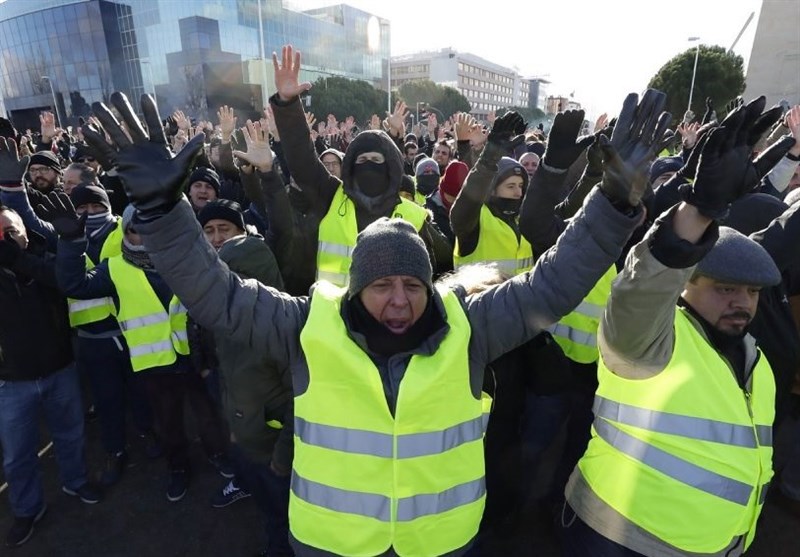 Striking Taxi Drivers in Standoff with Police in Madrid