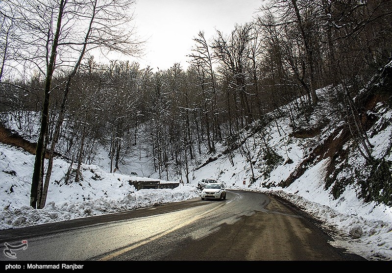 بارش باران در جاده‌های 12 استان/ برف در ارتفاعات کرج، چالوس و هراز