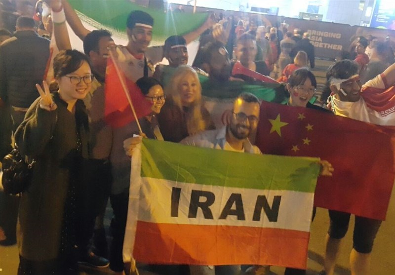 توزیع اقلام فرهنگی بین هواداران ایران پیش از بازی با چین