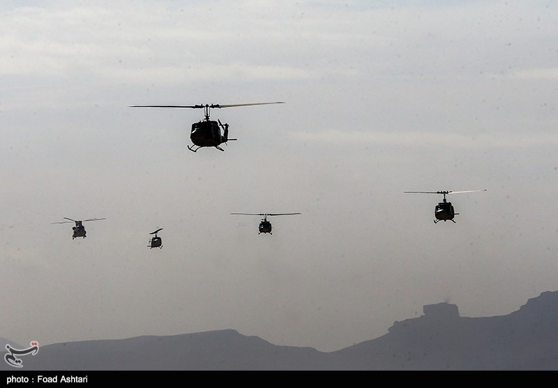 پرواز بالگردهای ارتش بر فراز محل برگزاری رژه در تهران + تصاویر