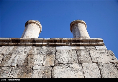 قدمت این بنای تاریخی عظیم به سه دوره هخامنشیان، اشکانیان و ساسانیان باز می‌گردد.این بنا در شهر کنگاور از توابع استان کرمانشاه قرار گرفته است