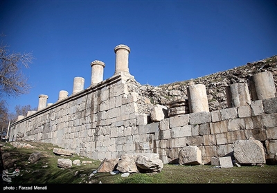 قدمت این بنای تاریخی عظیم به سه دوره هخامنشیان، اشکانیان و ساسانیان باز می‌گردد.این بنا در شهر کنگاور از توابع استان کرمانشاه قرار گرفته است