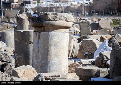 قدمت این بنای تاریخی عظیم به سه دوره هخامنشیان، اشکانیان و ساسانیان باز می‌گردد.این بنا در شهر کنگاور از توابع استان کرمانشاه قرار گرفته است