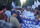 تظاهرات‌کنندگان در آرژانتین برای گرامی‌داشت سی و پنجمین سالگرد کودتای 1967 آرژانتین پرچمی را در دست گرفته‌اند که روی آن عکس فعالان ناپدپدشده در عملیات کوندور حک شده است