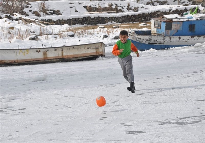 فوتبال روی دریاچه یخ‌ زده در بتلیس ترکیه + عکس