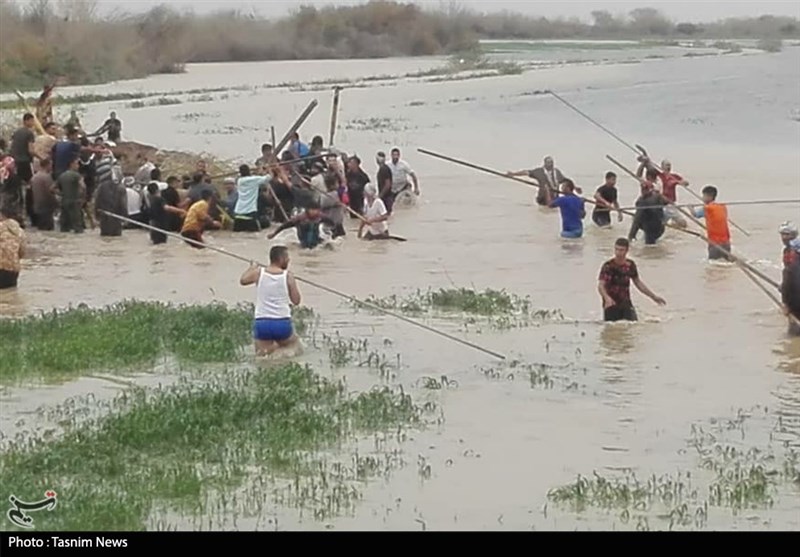 خوزستان|4 کشاورز گرفتار در سیلاب توسط نجات‌گران هلال‌‌احمر نجات یافتند+ تصویر