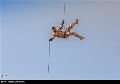 IRGC's Fateheen Special Forces Take Aerial Practice
