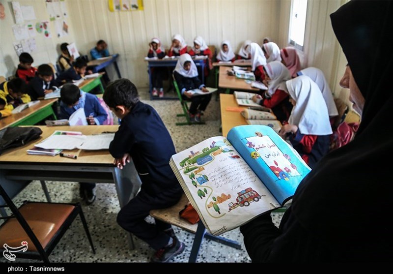 استقرار 30 کانکس در مناطق سیل‌زده گلستان برای تحصیل دانش‌آموزان؛ لوازم‌التحریر و کتاب‌ رایگان توزیع می‌شود