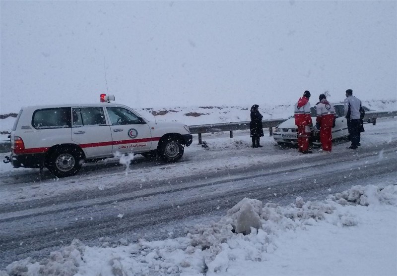 تلاش جمعیت هلال احمر برای کمک به در راه‌ماندگان برف و کولاک در اردبیل ادامه دارد
