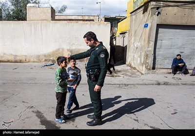 حضور یکی از ماموران نیروی انتظامی درمحله هرندی تهران