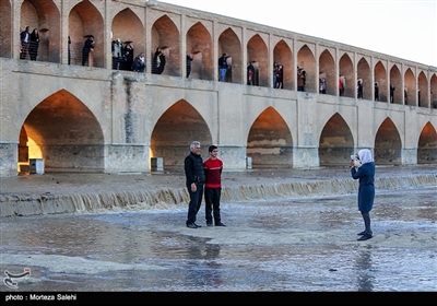 مردم اصفهان با گرفتن عکس‌های یادگاری هیجان جاری شدن زندگی در زاینده رود را با دیگران به‌اشتراک می‌گذارند