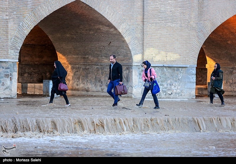 اصفهان| آب تا نیمه دوم شهریورماه در زاینده‌رود جاری است