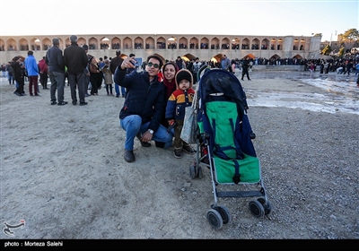 مردم اصفهان با گرفتن عکس‌های یادگاری هیجان جاری شدن زندگی در زاینده رود را با دیگران به‌اشتراک می‌گذارند