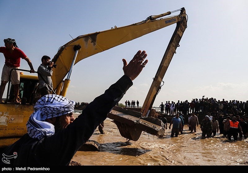 خوزستان| ویدئویی دیدنی از مقاومت جانانه جوانان شهر رفیع در برابر سیلاب