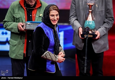 بزرگداشت فاطمه معتمدآریا در مراسم افتتاحیه سی‌وهفتمین جشنواره فیلم فجر