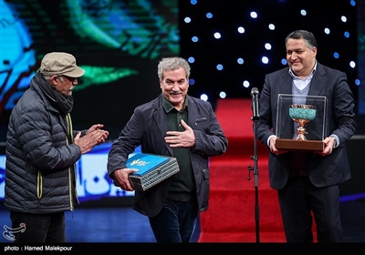 بزرگداشت عزیزالله حمیدنژاد در مراسم افتتاحیه سی‌وهفتمین جشنواره فیلم فجر