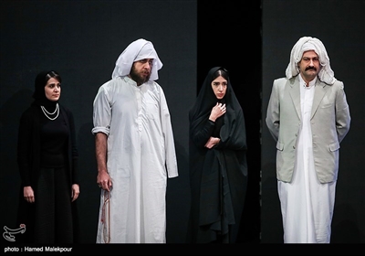 اجرای نمایش در مراسم افتتاحیه سی‌وهفتمین جشنواره فیلم فجر