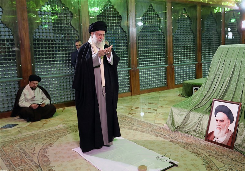 حضور امام خامنه‌ای در مرقد مطهر امام خمینی(ره) و گلزار شهیدان