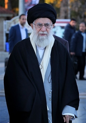 قائد الثورة الإسلامیة یزور مرقد الإمام الراحل (رض)