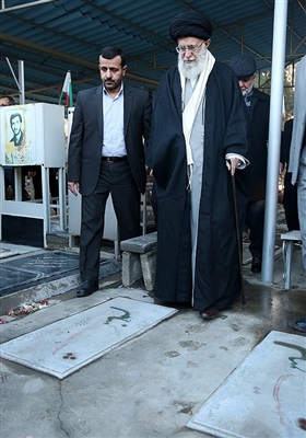 قائد الثورة الإسلامیة یزور مرقد الإمام الراحل (رض)