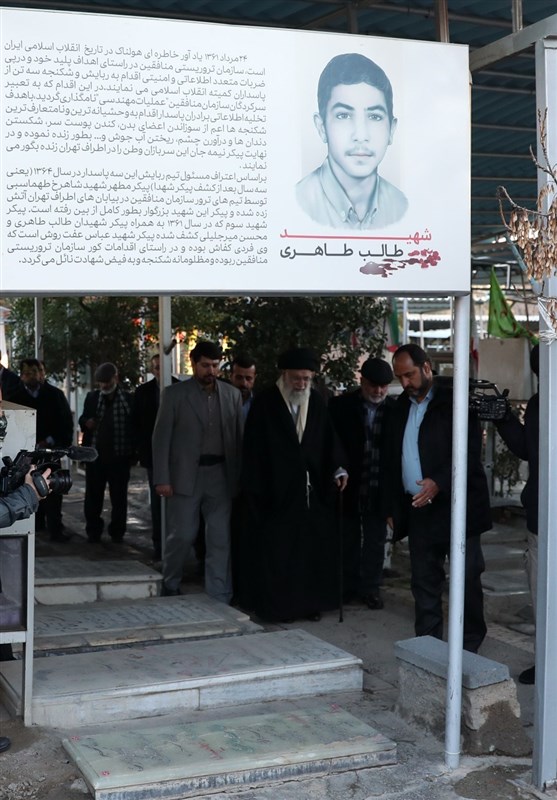 حضور امام خامنه‌ای بر سر مزار شهدای «عملیات مهندسی» + عکس