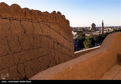 نارین قلعه میبد، یکی از بناهای تاریخی در استان یزد است که بسیار مورد توجه گردشگران داخلی و خارجی قرار می گیرد؛ متاسفانه در معرض نابودی قرار گرفته و تاکنون تلاش موثری در حفظ این بنای تاریخی انجام نگرفته است