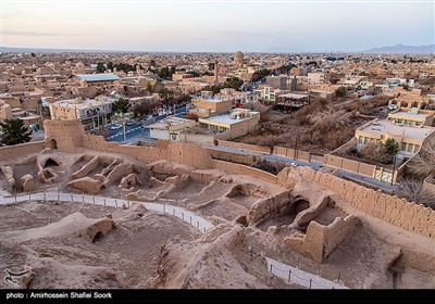 نارین قلعه میبد، یکی از بناهای تاریخی در استان یزد است که بسیار مورد توجه گردشگران داخلی و خارجی قرار می گیرد؛ متاسفانه در معرض نابودی قرار گرفته و تاکنون تلاش موثری در حفظ این بنای تاریخی انجام نگرفته است