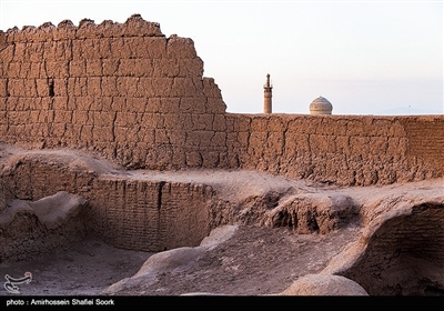 نارین قلعه میبد، یکی از بناهای تاریخی در استان یزد است که بسیار مورد توجه گردشگران داخلی و خارجی قرار می گیرد؛ متاسفانه در معرض نابودی قرار گرفته و تاکنون تلاش موثری در حفظ این بنای تاریخی انجام نگرفته است