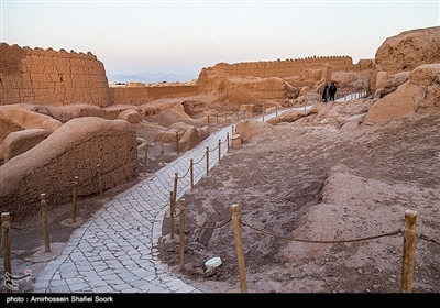 شهرستان میبد، که یکی از قدیمی‌ترین شهرهای ایران و استان یزد به شمار می‌آید، از قدمتی چندین هزارساله برخوردار است. این شهر به دلیل برخورداری از بافت تاریخی، بسیاری از عمارات و بناهای ارزشمند خود را در فهرست سازمان میراث فرهنگی کشور به ثبت رسانده است. 