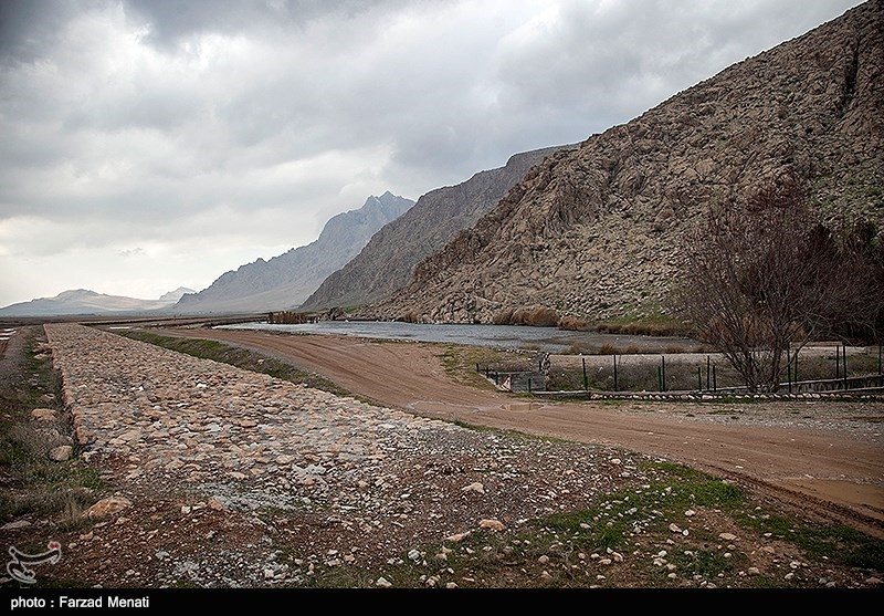 تالاب هشیلان در دامنه جنوبی کوه خورین در استان کرمانشاه و در دشتی وسیع با شیب مختصر از شمال به جنوب واقع شده است.
