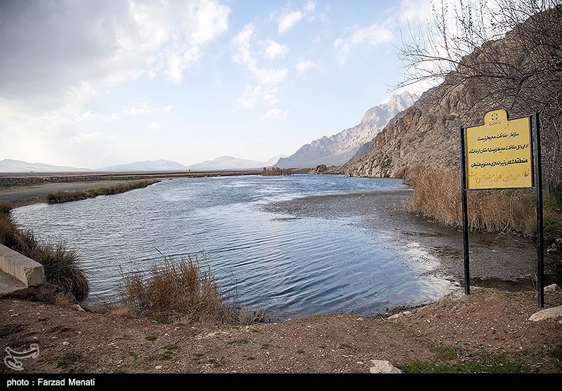 تالاب هشیلان در دامنه جنوبی کوه خورین در استان کرمانشاه و در دشتی وسیع با شیب مختصر از شمال به جنوب واقع شده است.