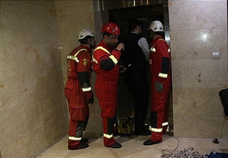 گرفتار شدن 9 نفر داخل آسانسوری در سعادت‌آباد + تصاویر