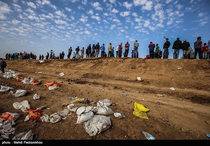 تلاش مردم شهررفیع برای تعمیر سیل بند - خوزستان
