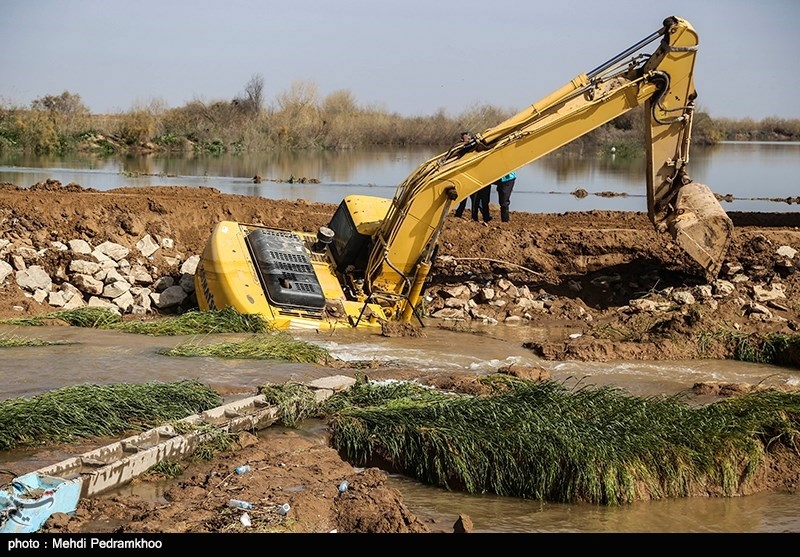 اعزام ماشین آلات سنگین شرکت ملی حفاری برای ترمیم سیل بندهای خوزستان