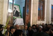 بیت تاریخی امام خمینی(ره) هم‌زمان با آغاز دهه فجر در قم گلباران شد
