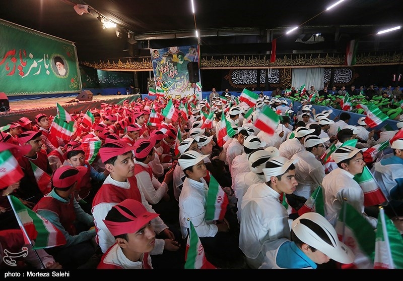 اجرای گروه سرود بچه‌های مسجد و مدرسه همزمان با 12 بهمن در مصلاهای آذربایجان‌شرقی