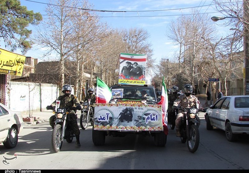 کاروان نمادین ورود امام خمینی(ره) به میهن اسلامی در ورامین به راه افتاد